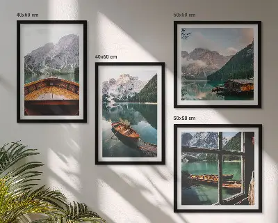 Meerluik in lijst met afbeelding van meer, bergen, boten en een huisje
