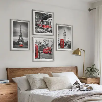 Set posters met lijst met afbeelding van rode bussen in de stad