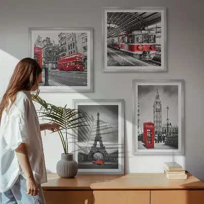 Set posters met lijst met afbeelding van rode bussen in de stad