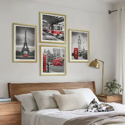 Set posters met lijst met afbeelding van rode bussen in de stad