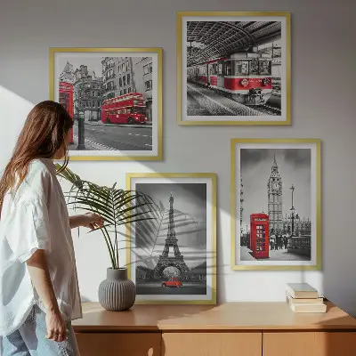 Set posters met lijst met afbeelding van rode bussen in de stad
