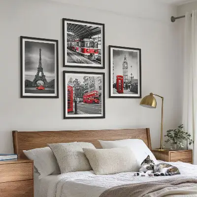 Set posters met lijst met afbeelding van rode bussen in de stad