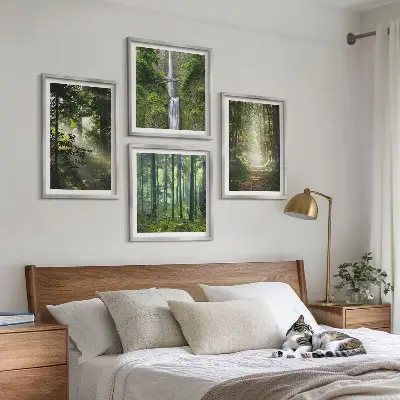 Meerluik in lijst groene bossen met lichtstralen