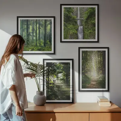 Meerluik in lijst groene bossen met lichtstralen