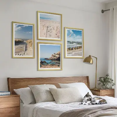 Meerluik in lijst strand met zand, golven, lucht en vogels