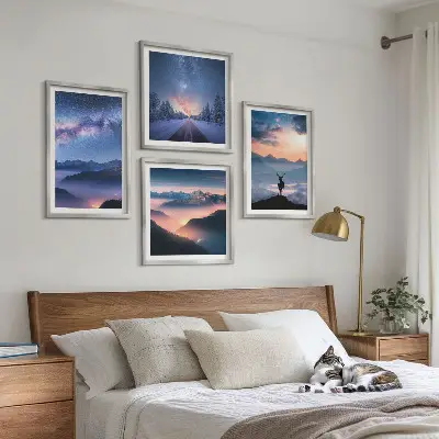 Set van posters met lijst nachtelijke hemel met bergen, mist en herten