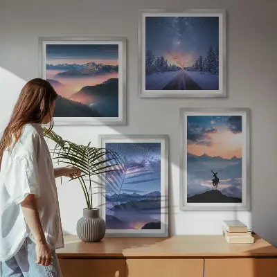 Set van posters met lijst nachtelijke hemel met bergen, mist en herten