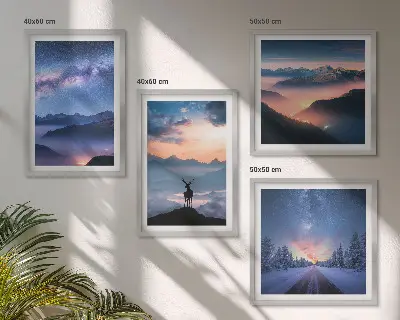 Set van posters met lijst nachtelijke hemel met bergen, mist en herten