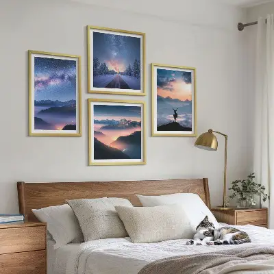 Set van posters met lijst nachtelijke hemel met bergen, mist en herten