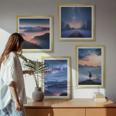 Set van posters met lijst nachtelijke hemel met bergen, mist en herten