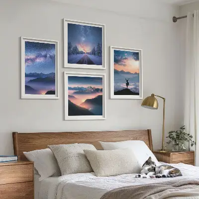 Set van posters met lijst nachtelijke hemel met bergen, mist en herten