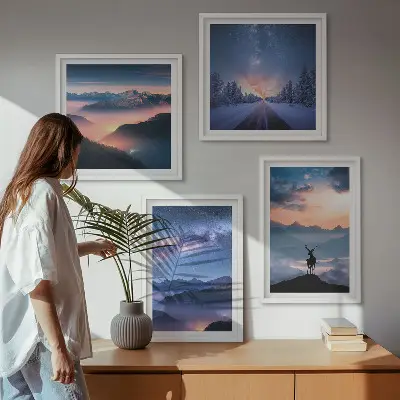 Set van posters met lijst nachtelijke hemel met bergen, mist en herten