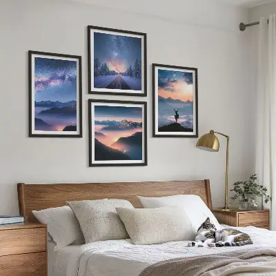 Set van posters met lijst nachtelijke hemel met bergen, mist en herten