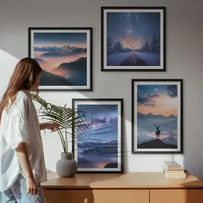 Set van posters met lijst nachtelijke hemel met bergen, mist en herten