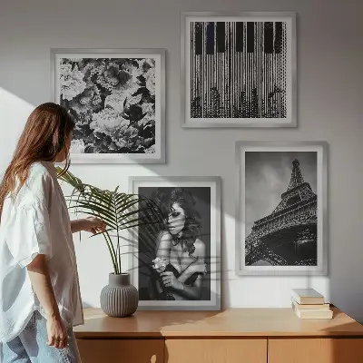 Portret van een vrouw met een Eiffeltoren meerluik in lijst