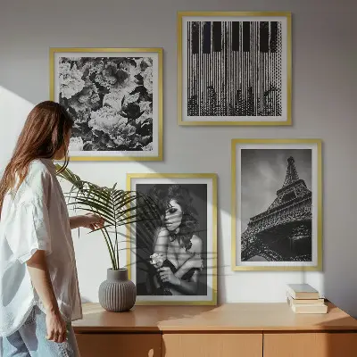 Portret van een vrouw met een Eiffeltoren meerluik in lijst