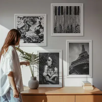 Portret van een vrouw met een Eiffeltoren meerluik in lijst