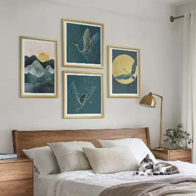 Set posters met lijst met afbeelding van kraanvogels bij de maan en bergen