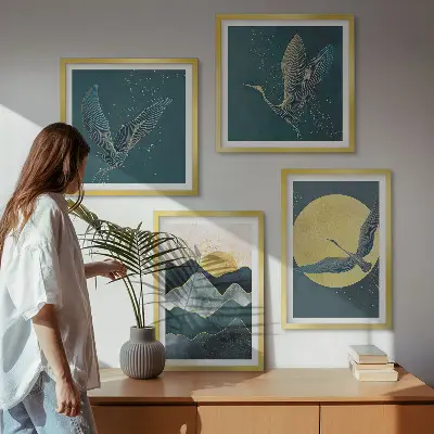 Set posters met lijst met afbeelding van kraanvogels bij de maan en bergen