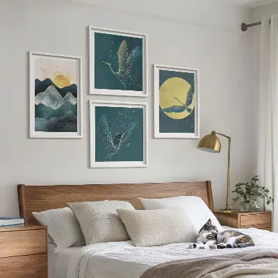 Set posters met lijst met afbeelding van kraanvogels bij de maan en bergen