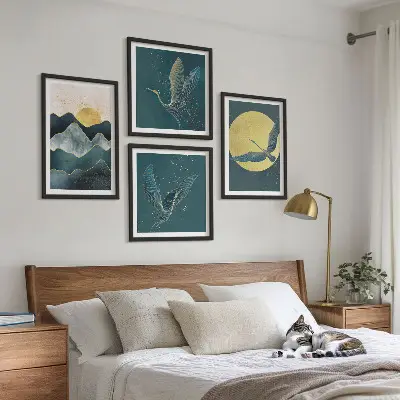 Set posters met lijst met afbeelding van kraanvogels bij de maan en bergen