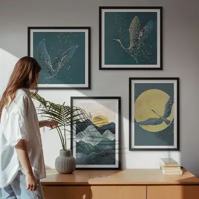 Set posters met lijst met afbeelding van kraanvogels bij de maan en bergen