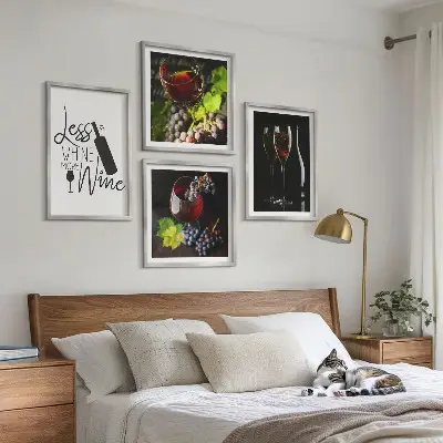 Set van posters met lijst Wijnglazen met druiven en opschrift.