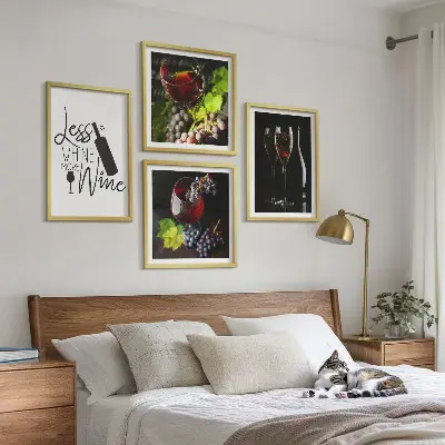 Set van posters met lijst Wijnglazen met druiven en opschrift.