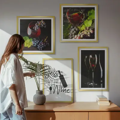 Set van posters met lijst Wijnglazen met druiven en opschrift.