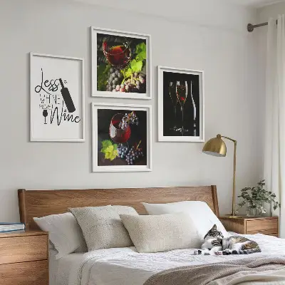 Set van posters met lijst Wijnglazen met druiven en opschrift.