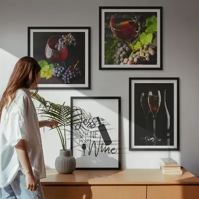 Set van posters met lijst Wijnglazen met druiven en opschrift.