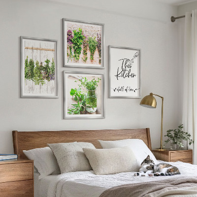 Set van posters met lijst Kruidenplanten voor in de keuken om te drogen