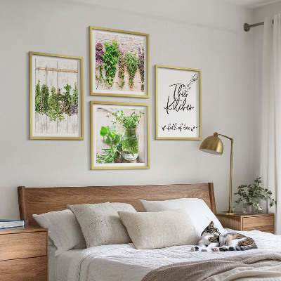 Set van posters met lijst Kruidenplanten voor in de keuken om te drogen