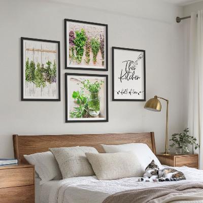 Set van posters met lijst Kruidenplanten voor in de keuken om te drogen