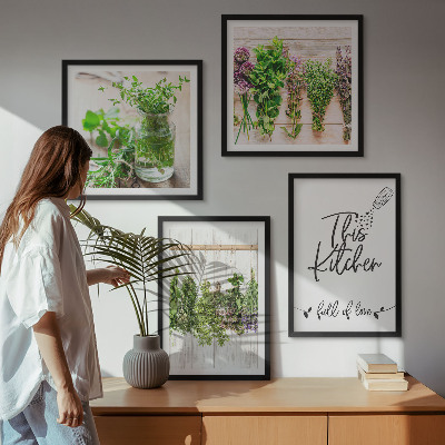 Set van posters met lijst Kruidenplanten voor in de keuken om te drogen