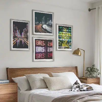 Set van posters met lijst Neonreclames in de stad 's nachts