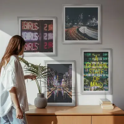Set van posters met lijst Neonreclames in de stad 's nachts