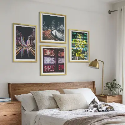 Set van posters met lijst Neonreclames in de stad 's nachts