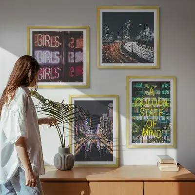Set van posters met lijst Neonreclames in de stad 's nachts