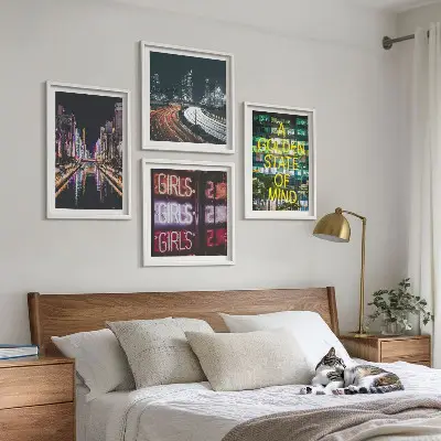 Set van posters met lijst Neonreclames in de stad 's nachts