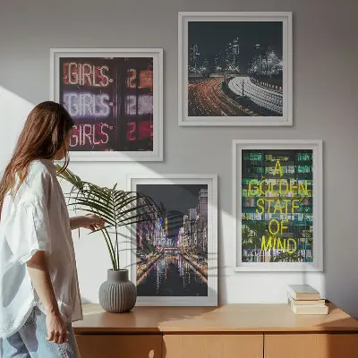 Set van posters met lijst Neonreclames in de stad 's nachts
