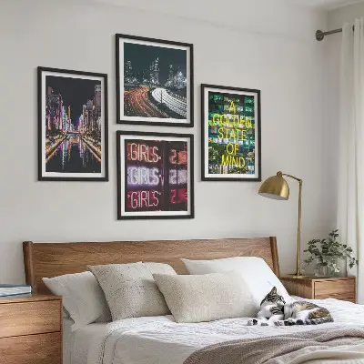 Set van posters met lijst Neonreclames in de stad 's nachts