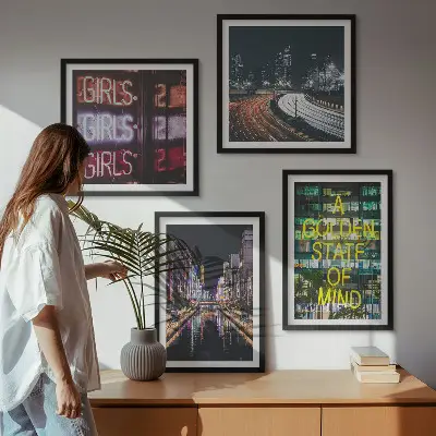Set van posters met lijst Neonreclames in de stad 's nachts