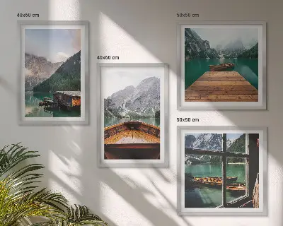 Meerluik in lijst met berglandschappen, huisjes en boten