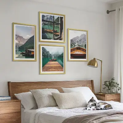 Meerluik in lijst met berglandschappen, huisjes en boten