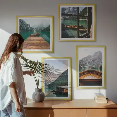 Meerluik in lijst met berglandschappen, huisjes en boten