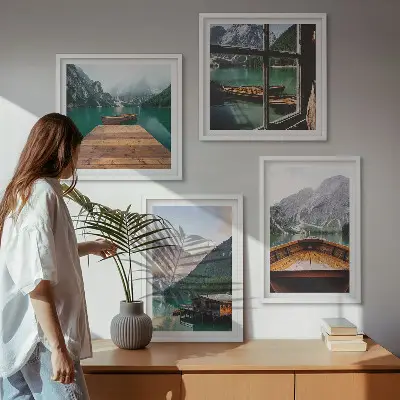 Meerluik in lijst met berglandschappen, huisjes en boten