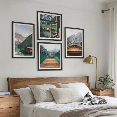Meerluik in lijst met berglandschappen, huisjes en boten