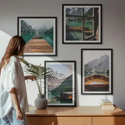 Meerluik in lijst met berglandschappen, huisjes en boten