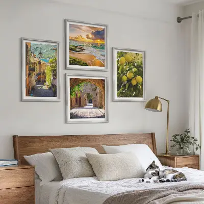 Set posters met lijst schilderachtige straatjes aan zee en strand